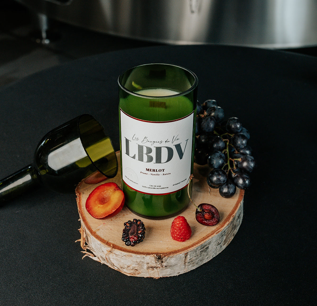 Bougie Merlot LBDV – Format bouteille sur rondelle de bois avec fruits noirs
