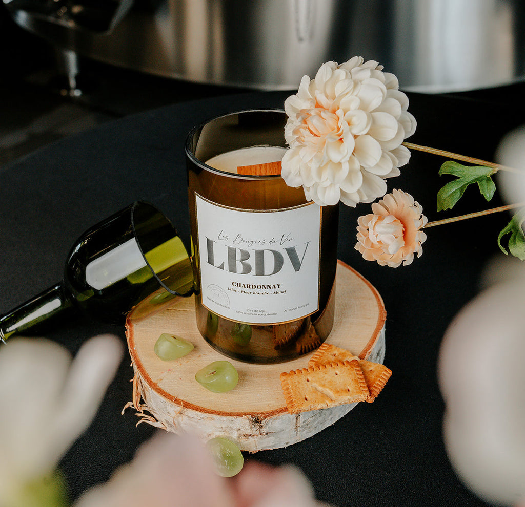 Bougie Chardonnay LBDV – Format Magnum fond noir avec fleurs